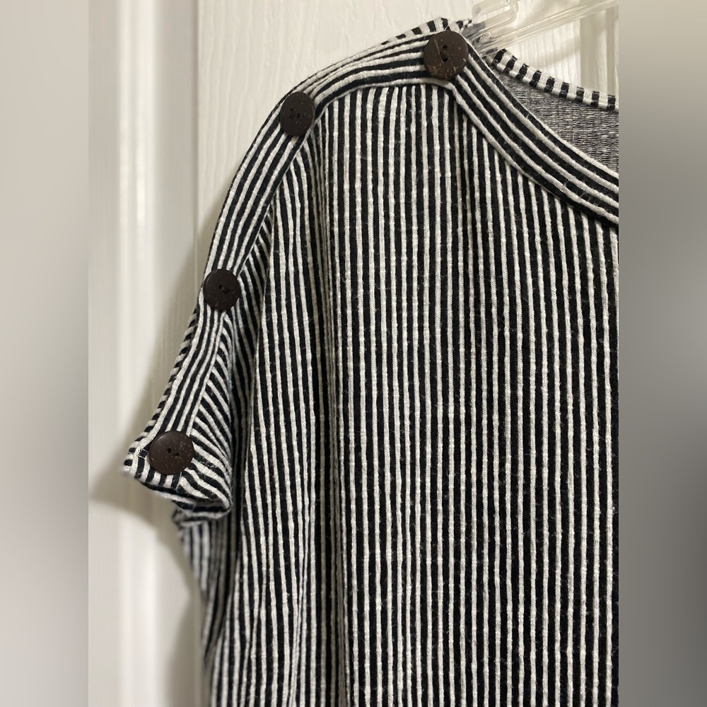 W5-WOMENS STRIPED BLACK AND WHITE TOP - Picture 3 of 13